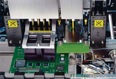 Пять независимых головок с лазерным центрированием автомата JUKI KE-2020